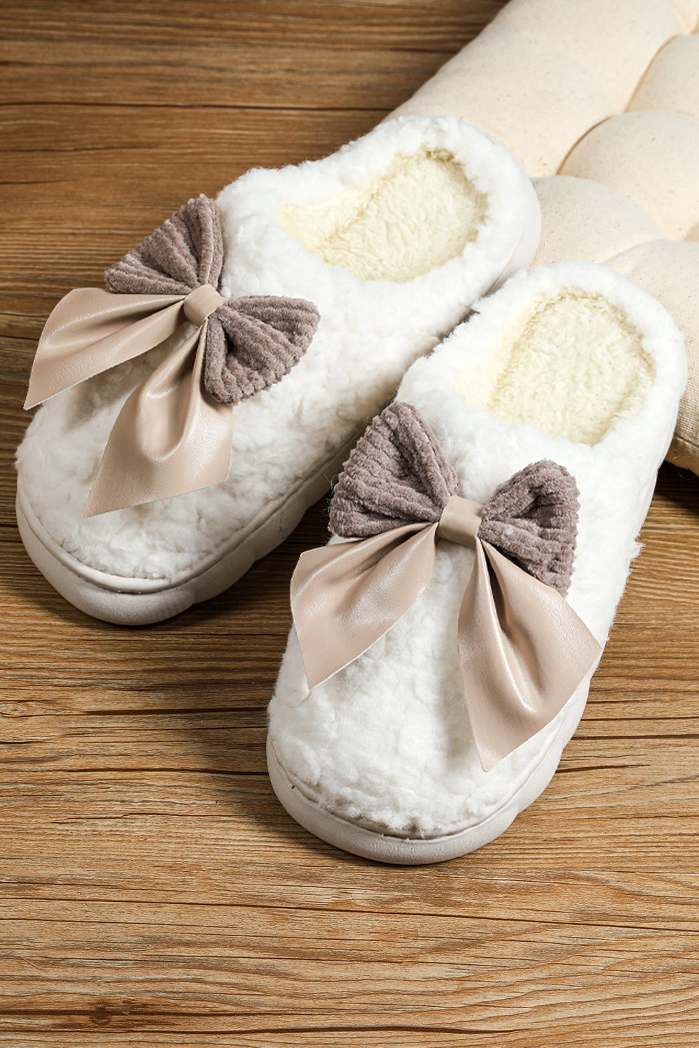 Camel Contrast Bowknot Applique Plush Slippers