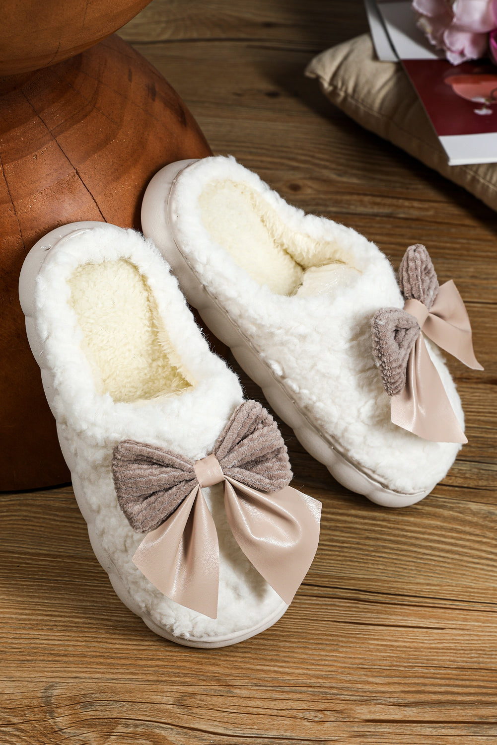 Camel Contrast Bowknot Applique Plush Slippers