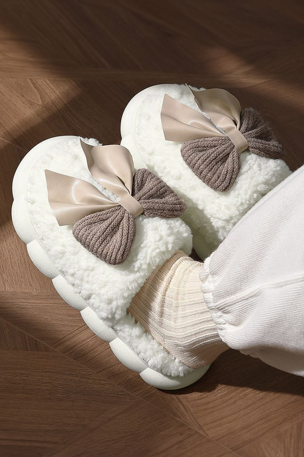 Camel Contrast Bowknot Applique Plush Slippers